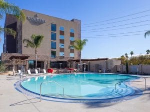 Country Inn & Suites: Anaheim CA - Pool with hotel in the background